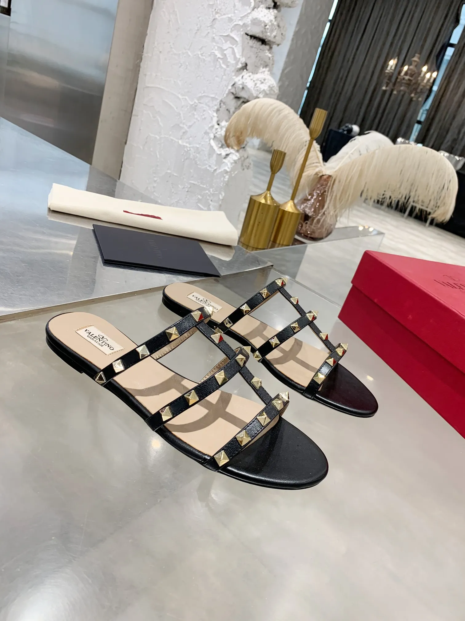 👟👟Ex-factory price 380👟👟 Women's shoes Women's clothing Women's shoes Women's clothing Valentino studded classic sandals ✔️Mixed-breed sheepskin upper ✔️Mixed-breed sheepskin lining and foot pads ✔️Italian yellow cowhide outsole with clear texture consistent with the counter ✔️Code number 35-40 (34, 41, can be customized and not returned)